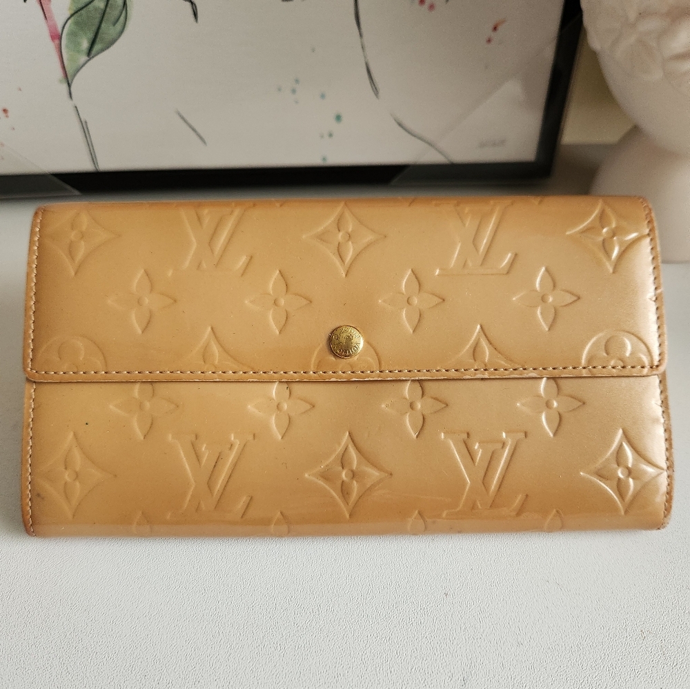 Louis Vuitton Tan Wallet- need one with the wristlet so used 1x 🙌includes LV bag
